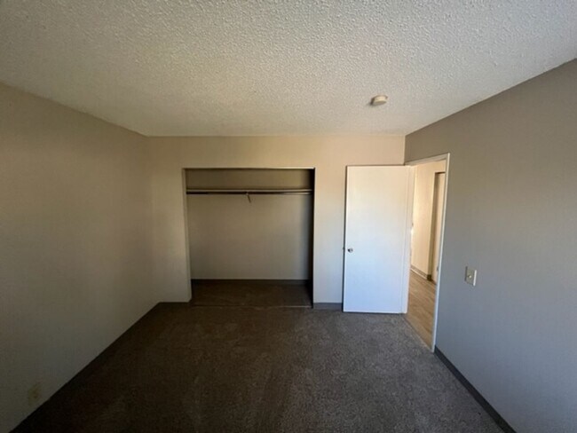 Building Photo - Conveniently Located Downtown Apartment!