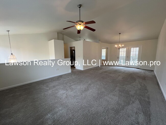 Building Photo - Spacious Split Level Home in Cave Spring