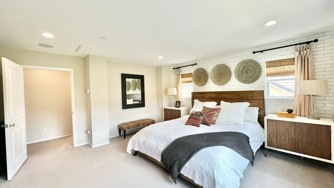 Building Photo - Beautiful "Model" Home in the Horse Creek ...