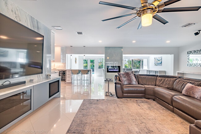 Building Photo - 1510 SE 14th Ct