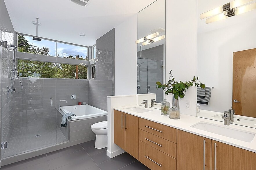 HUGE Master Bathroom - 2118 E James St