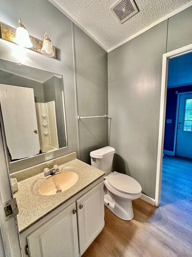 Building Photo - 4 Bedroom/2 Bathroom in Chipley, FL