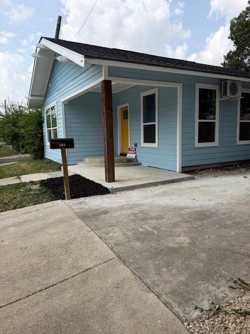 Building Photo - 409 S Calaveras St