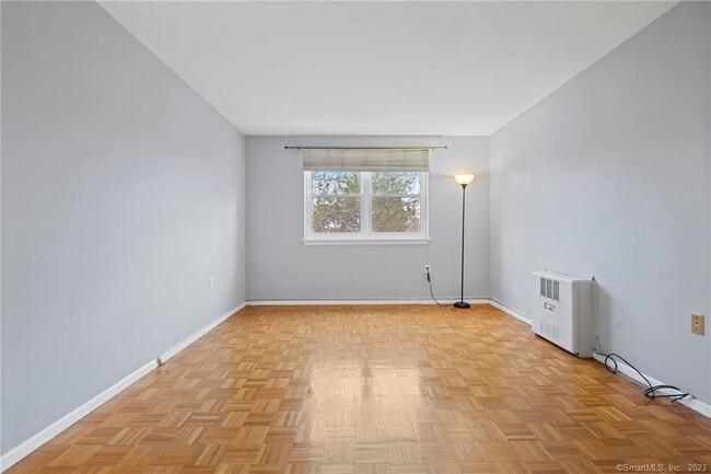 Building Photo - 891 Farmington Ave