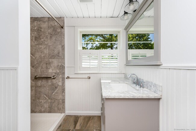 Building Photo - 16 Baywater Dr