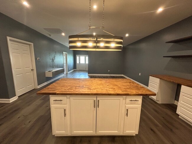Building Photo - Charming 3 Bedroom, 1 Bath Home – 1,440 Sq...
