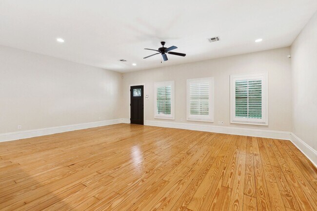 Building Photo - Beautiful 3 Bedroom Home Steps from Yulman...