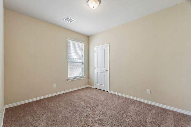 Building Photo - 3 bedroom 2 bath near Paycom!