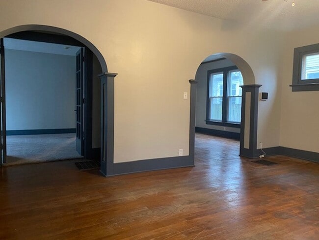 Building Photo - 3 Bed 1.5 Bathroom for rent in Dayton*