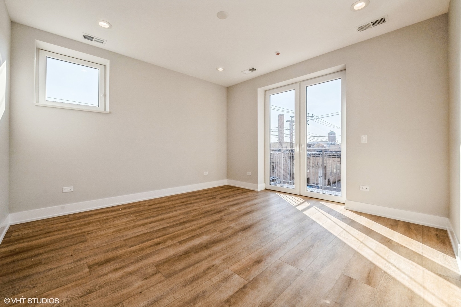 Building Photo - 3216 N Karlov Ave