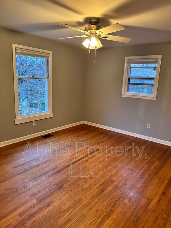 Building Photo - 605 Kenmore Dr