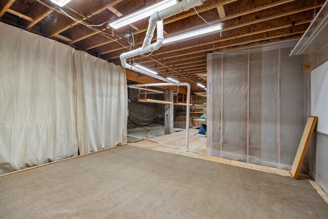 Building Photo - Charming 3-Bed, 2-Bath Home with 3-Car Garage & Fenced Yard