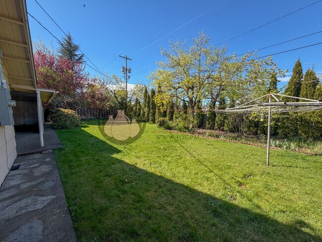 Building Photo - 3BR Single-Level Home in NE Salem | Tons of Storage!