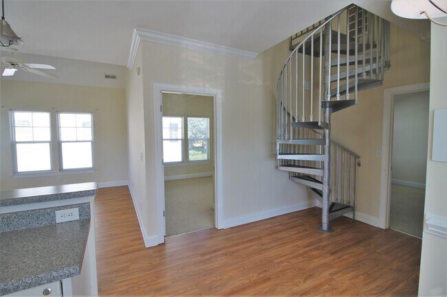 Building Photo - 2BR, 2BA Duplex with Close Water Access fo...