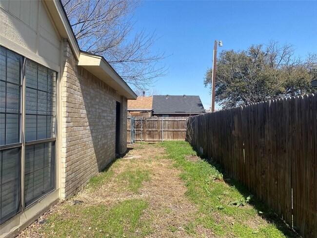 Building Photo - 2423/2425 Limestone Dr.