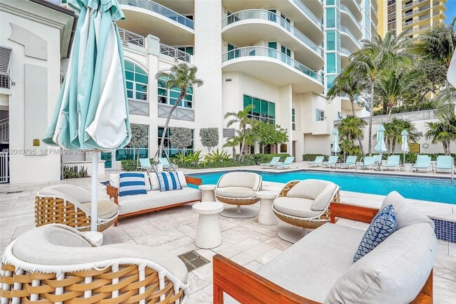 Building Photo - 16051 Collins Ave