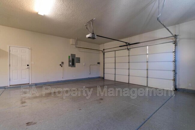 Building Photo - 827 Mesa Roja Trail NE