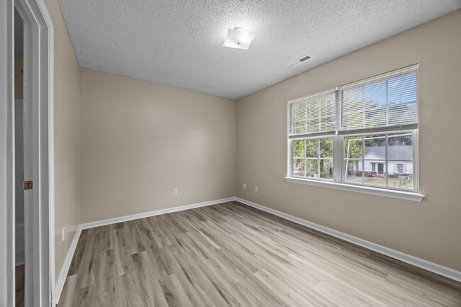 Building Photo - Welcome to Hunters Creek!