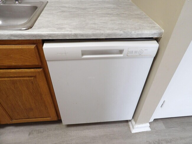 Building Photo - 140 Landings Dr