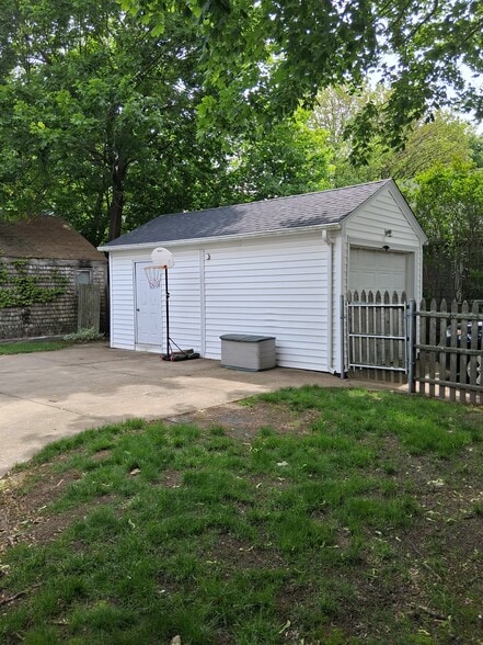 Building Photo - 1058 Post Rd