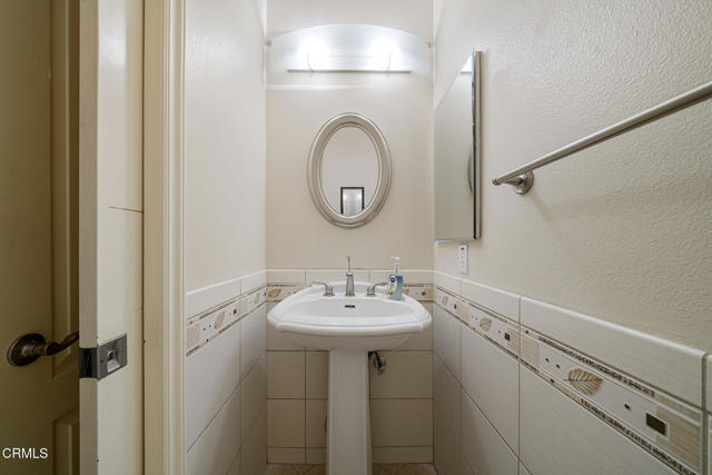 Building Photo - 146 W Le Roy Ave