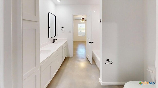 Building Photo - 907 Smoke Tree Ln