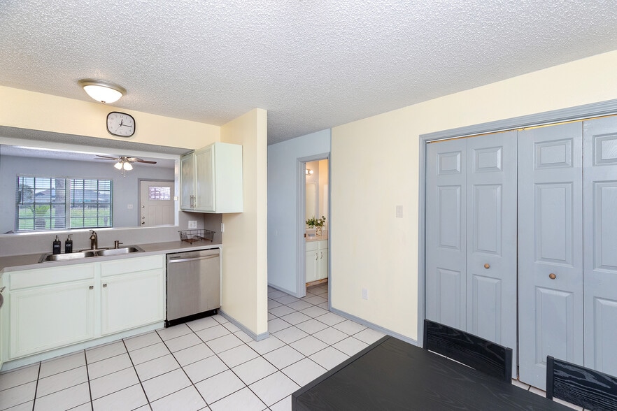 Building Photo - 15622 Cruiser St