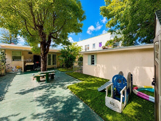 Building Photo - 1720 SW 11th Terrace