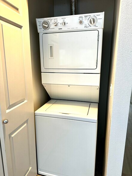 In Unit Washer and Dryer - 937 N 86th St