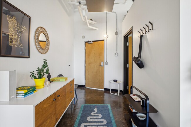 Modern but cozy. - 500 Robert St N