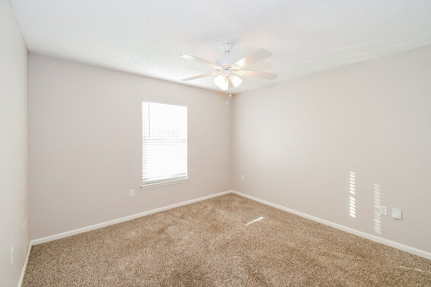 Building Photo - 2025 Hunters Trace Cir
