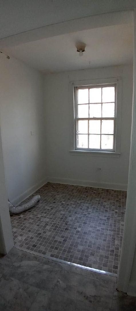 Building Photo - 2 Bedroom 1 Bath Available to Rent for $79...