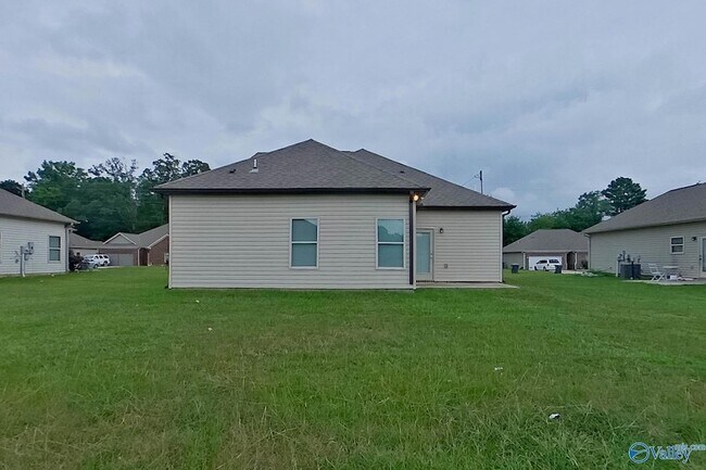 Building Photo - 520 White Oak Cir