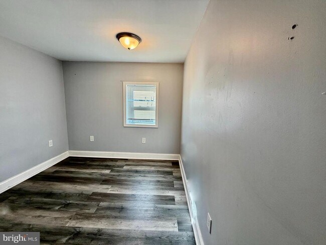 Building Photo - 9 S Maple Ave