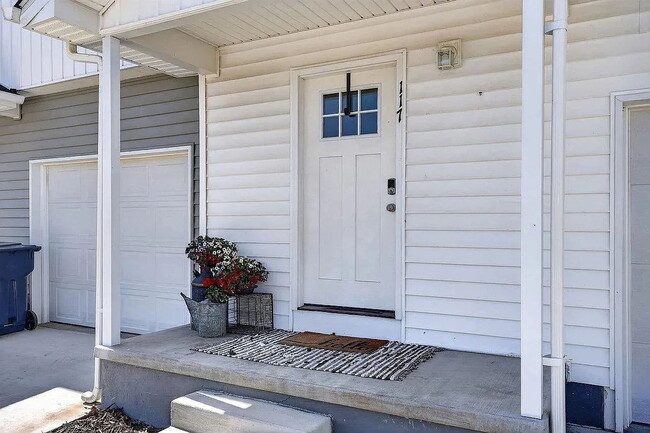 Building Photo - Like-New 2024 Townhome with Mountain Views, Garage & Backyard
