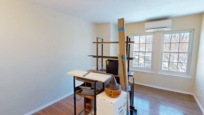 Building Photo - Large Centrally located townhome