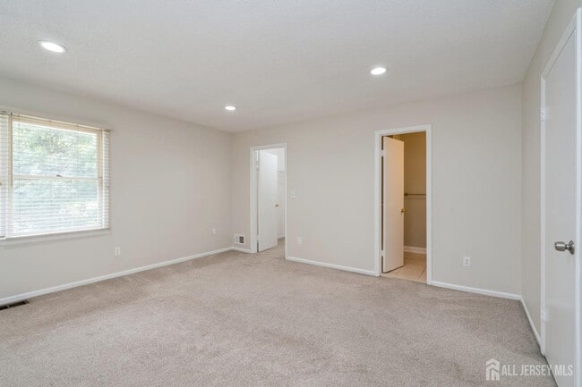 Building Photo - 57 Woodmere Dr