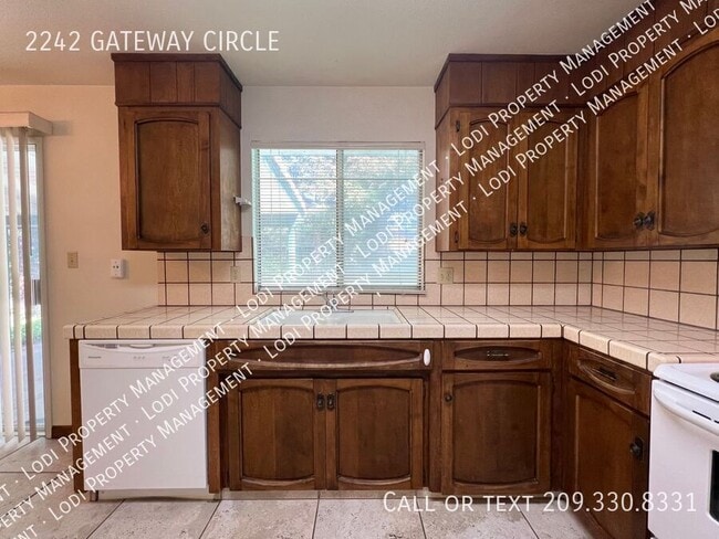 Building Photo - 2242 Gateway Cir