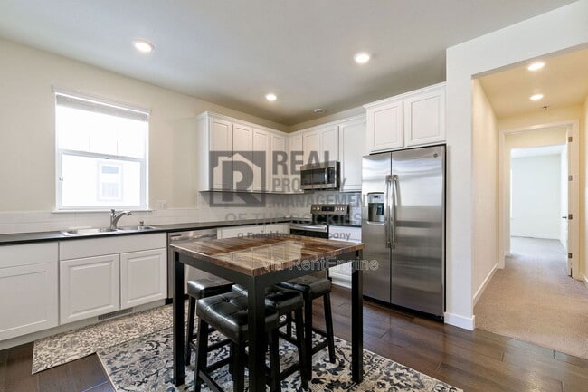 Building Photo - 2888 Fractus St