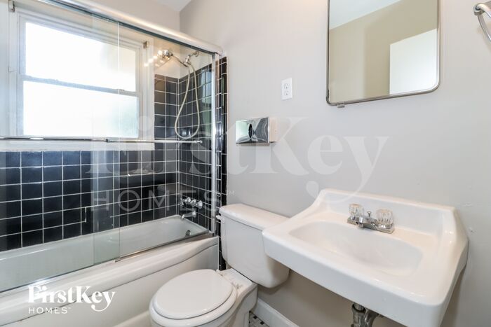 Building Photo - 4205 Charleswood Rd