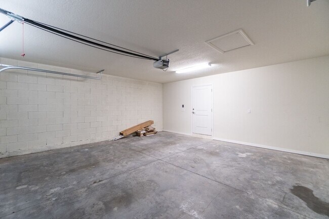 Building Photo - Beautiful Energy Efficient 3/2.5 Townhome ...