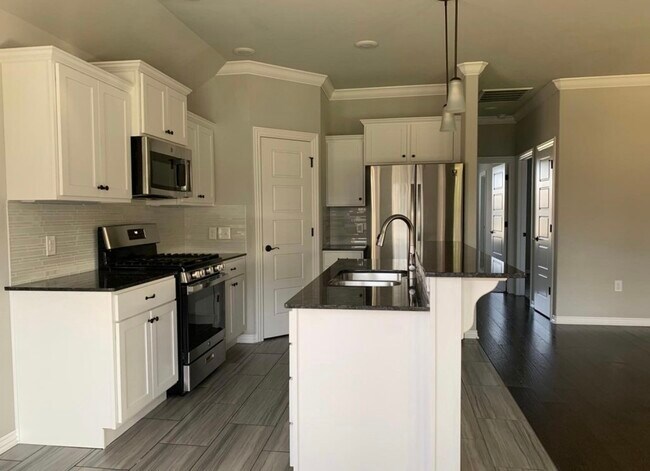 Primary Photo - 910 Lakeview Dr