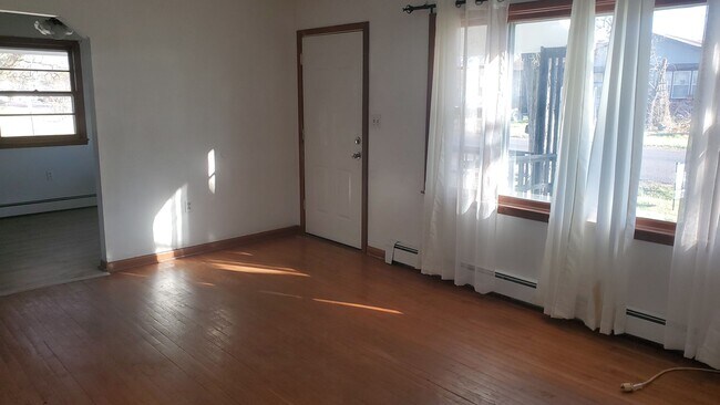 Building Photo - 3 bd, 2 ba house NE Columbia, 2nd living room downstairs, fenced, w/d included
