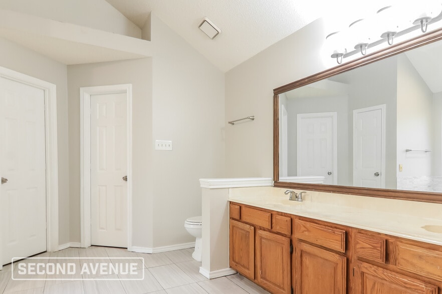 Building Photo - 732 Creekview Ct