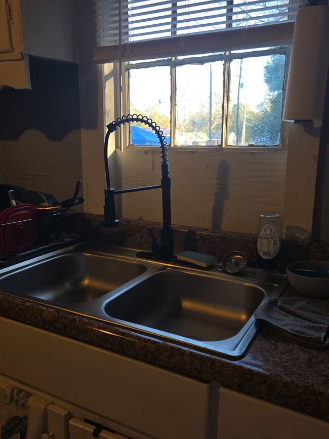 Building Photo - 2 bed 1 bath - Welcome to 409 Campbell Street