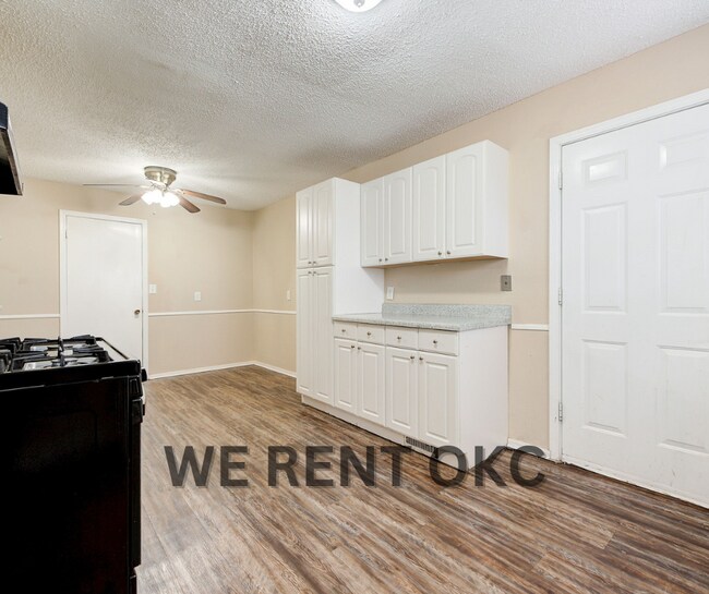 Building Photo - 207 E Marshall Dr