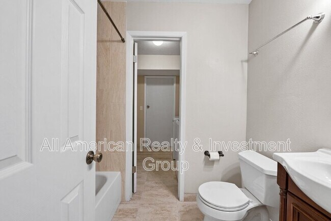 Building Photo - 834 Boulevard De L'Orleans