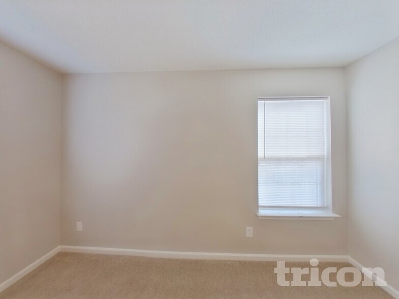 Building Photo - 1703 Mission Oaks St