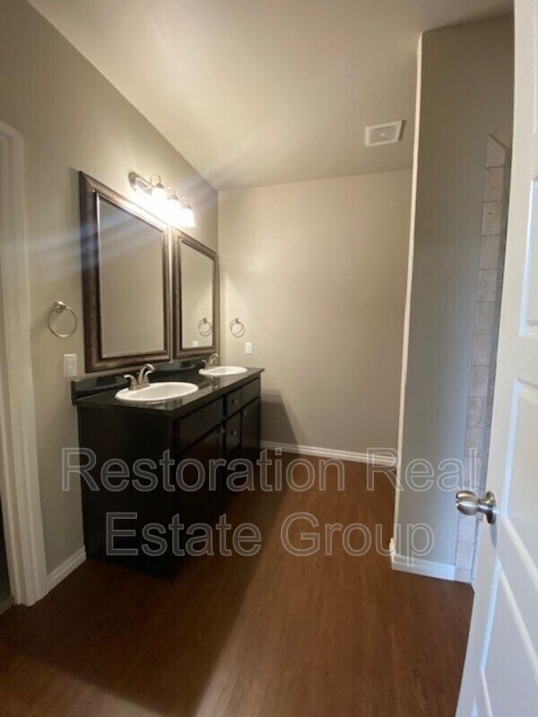Building Photo - 2432 Fallview Dr