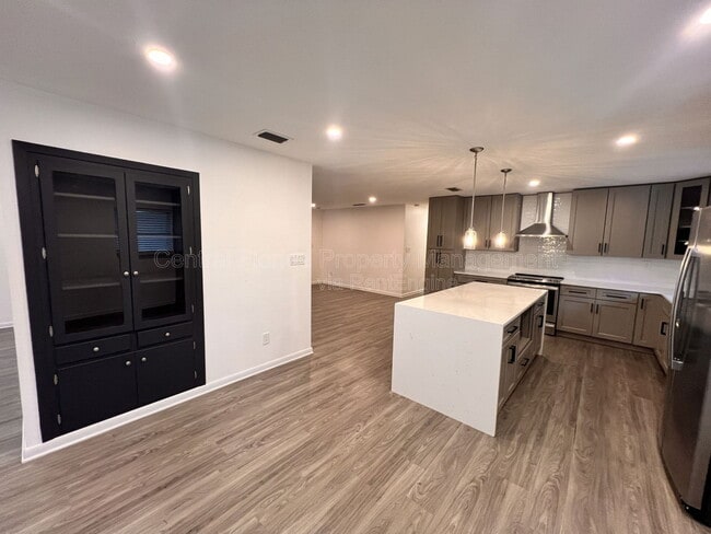 Building Photo - 2080 Thunderbird Trail